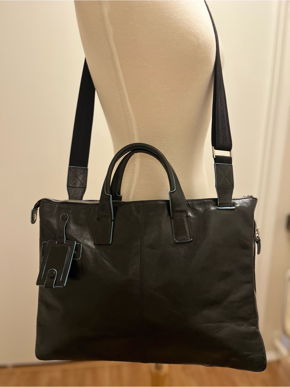 Piquadro Black Leather Expandable Briefcase/Laptop Bag with Crossbody Strap